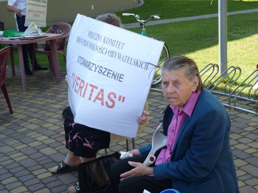 Pikieta przed Sądem Rejonowym w Łowiczu