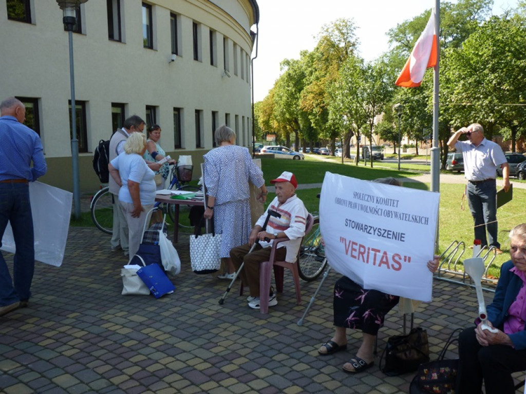 Pikieta przed Sądem Rejonowym w Łowiczu