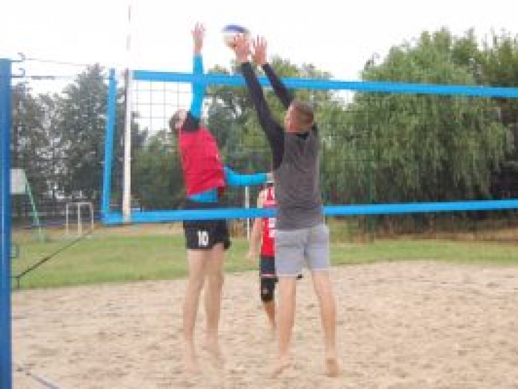 Deszcz nie odstraszył amatorów piłki siatkowej