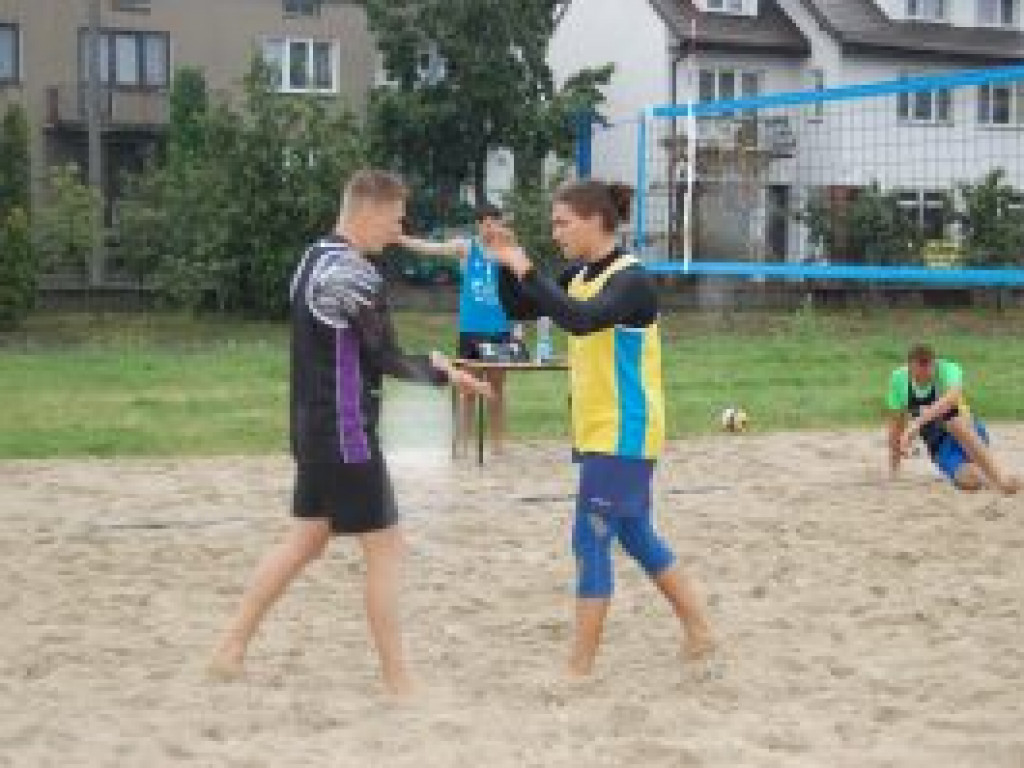Deszcz nie odstraszył amatorów piłki siatkowej
