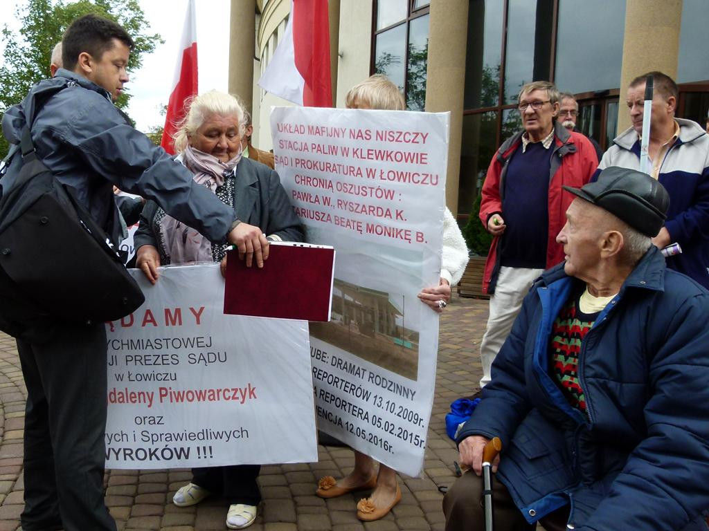 Kolejna pikieta przed Sądem Rejonowym w Łowiczu