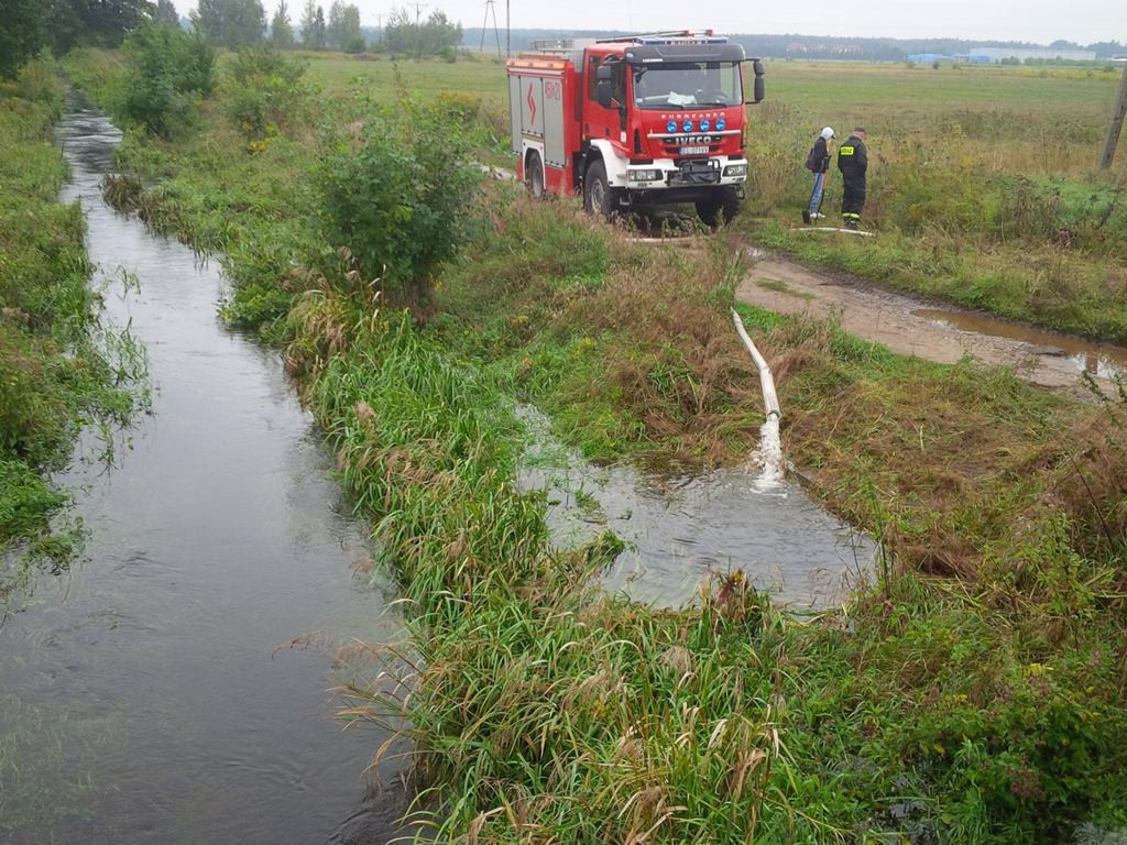Woda zalewa piwnice na Czajkach, pomagają strażacy