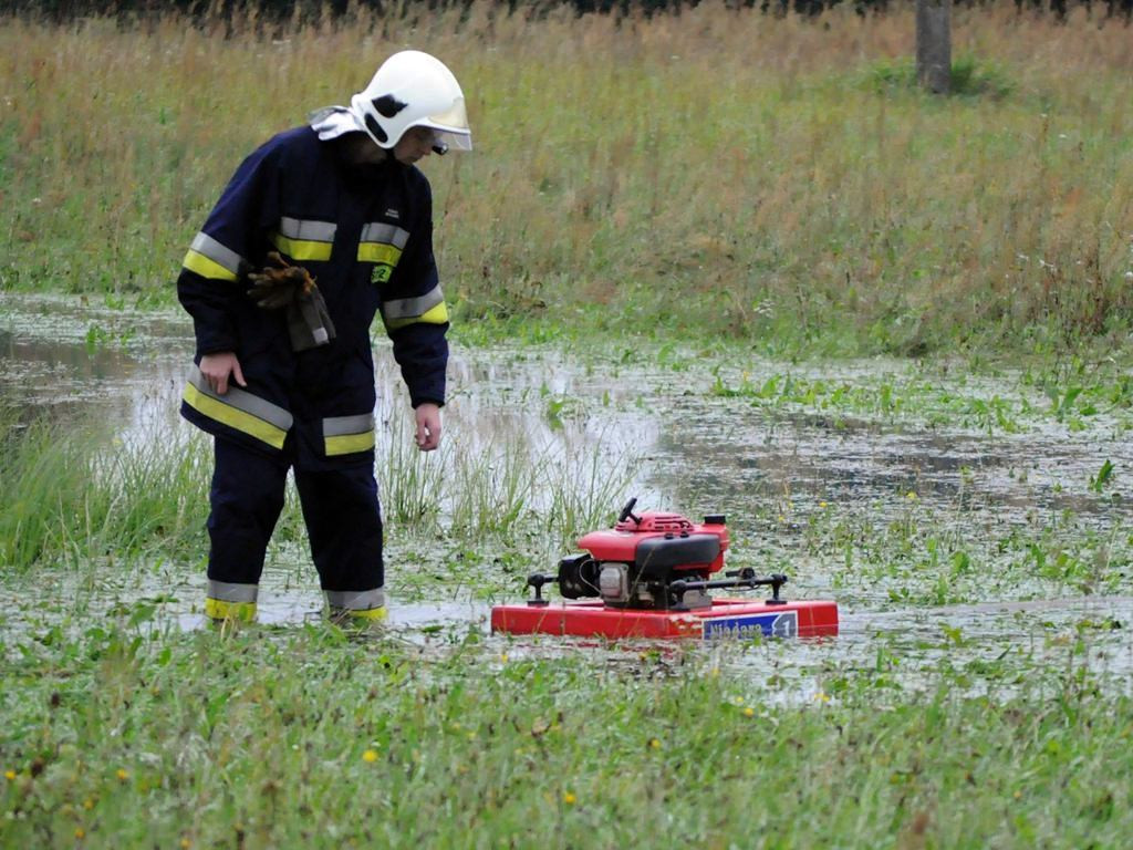 Woda zalewa piwnice na Czajkach, pomagają strażacy