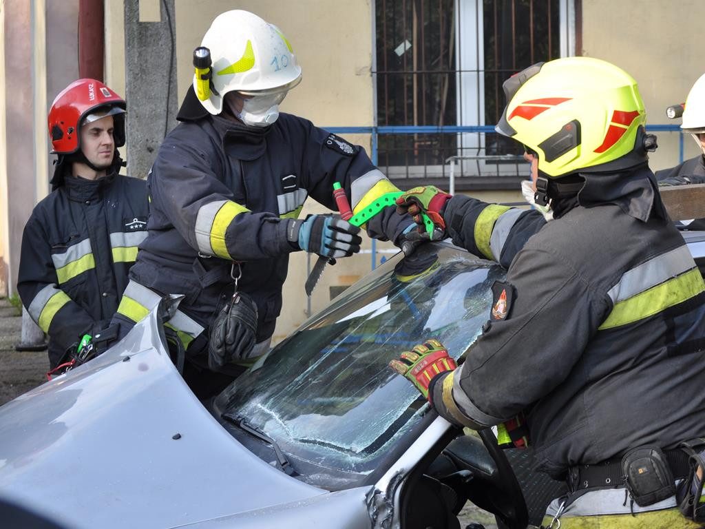 Cięli, wyginali, ratowali - ćwiczenia jednostek OSP w Głownie