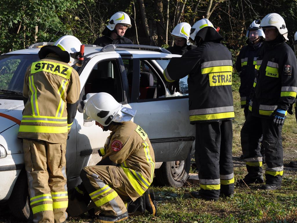 Cięli, wyginali, ratowali - ćwiczenia jednostek OSP w Głownie
