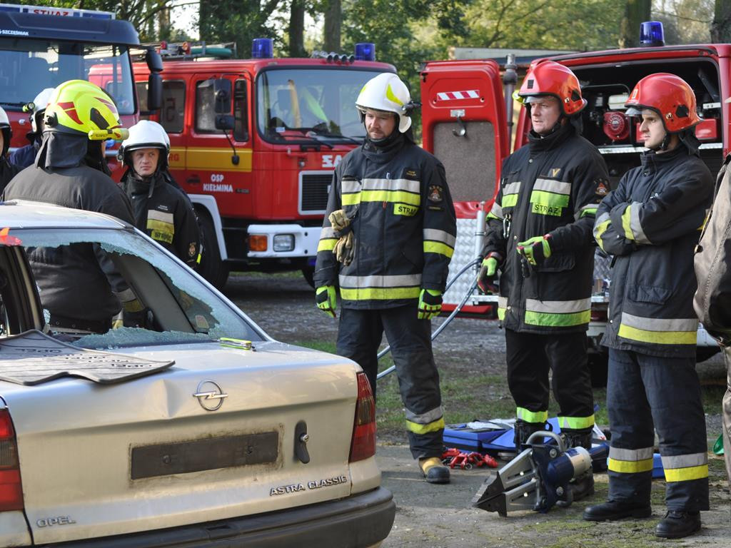 Cięli, wyginali, ratowali - ćwiczenia jednostek OSP w Głownie