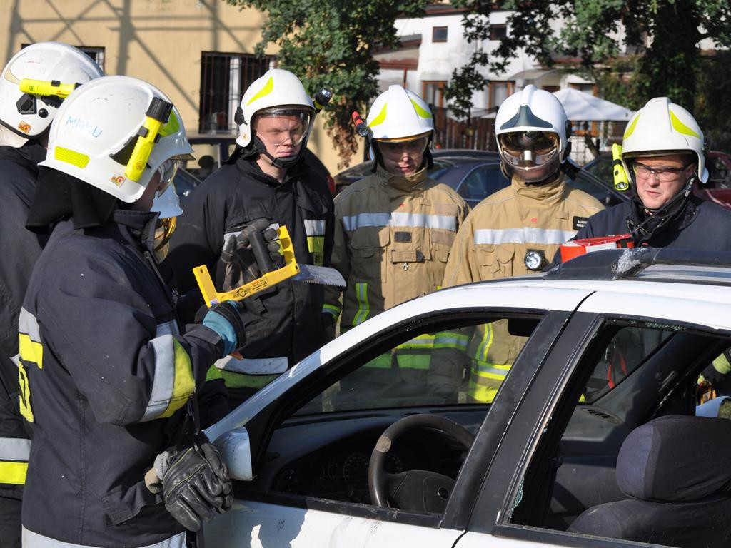Cięli, wyginali, ratowali - ćwiczenia jednostek OSP w Głownie