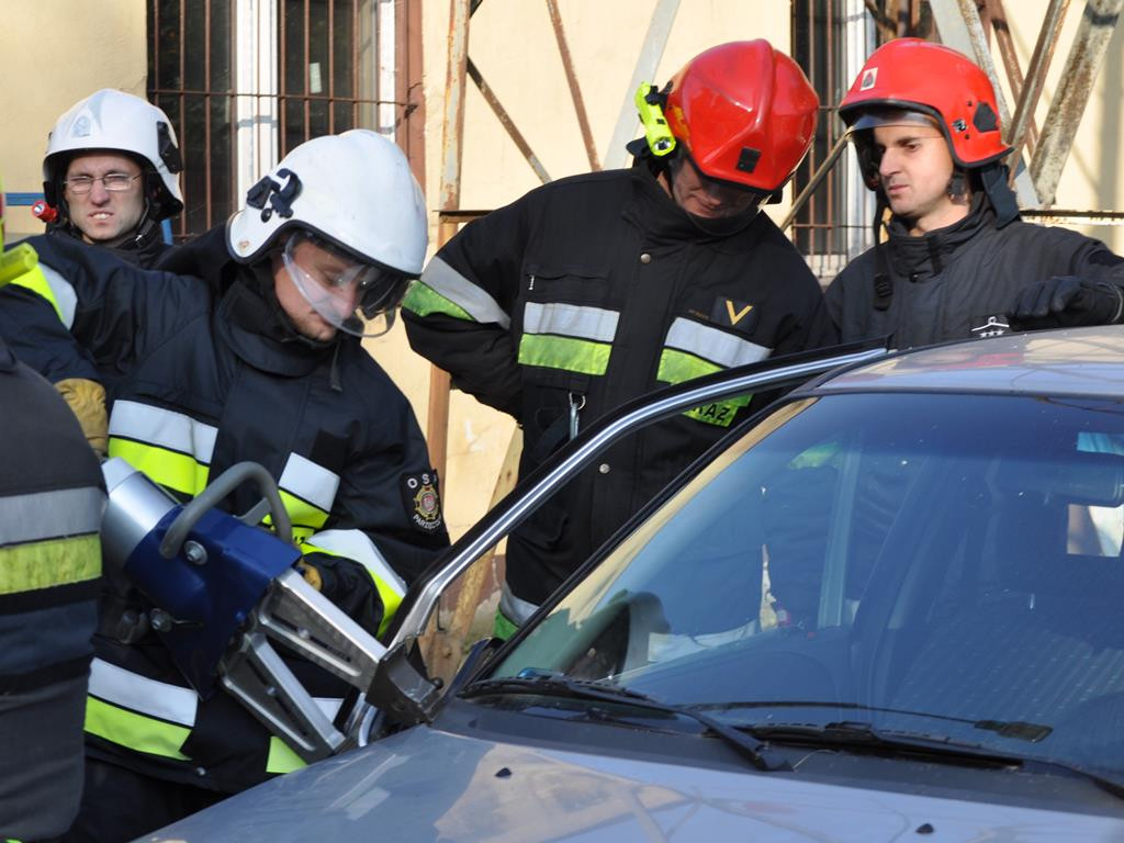 Cięli, wyginali, ratowali - ćwiczenia jednostek OSP w Głownie