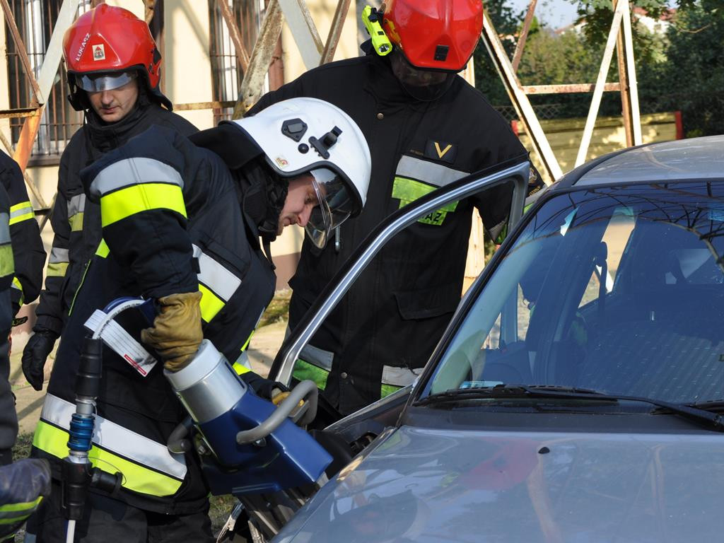 Cięli, wyginali, ratowali - ćwiczenia jednostek OSP w Głownie