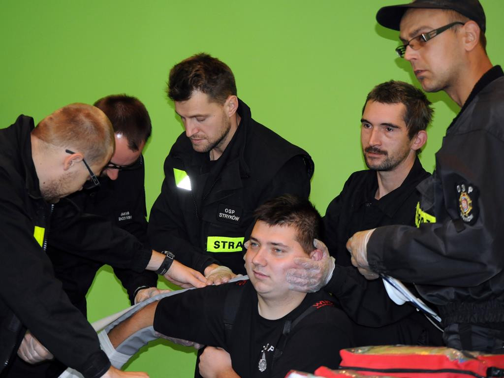 Cięli, wyginali, ratowali - ćwiczenia jednostek OSP w Głownie