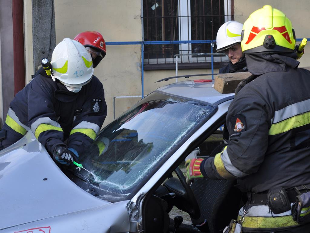 Cięli, wyginali, ratowali - ćwiczenia jednostek OSP w Głownie