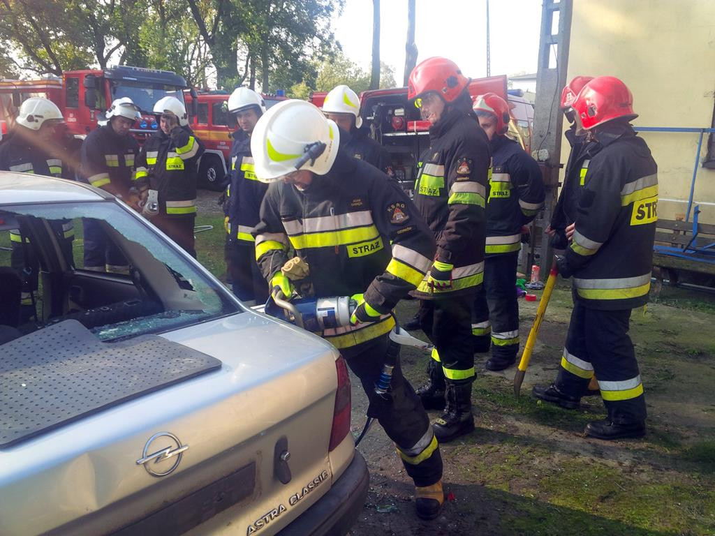 Cięli, wyginali, ratowali - ćwiczenia jednostek OSP w Głownie