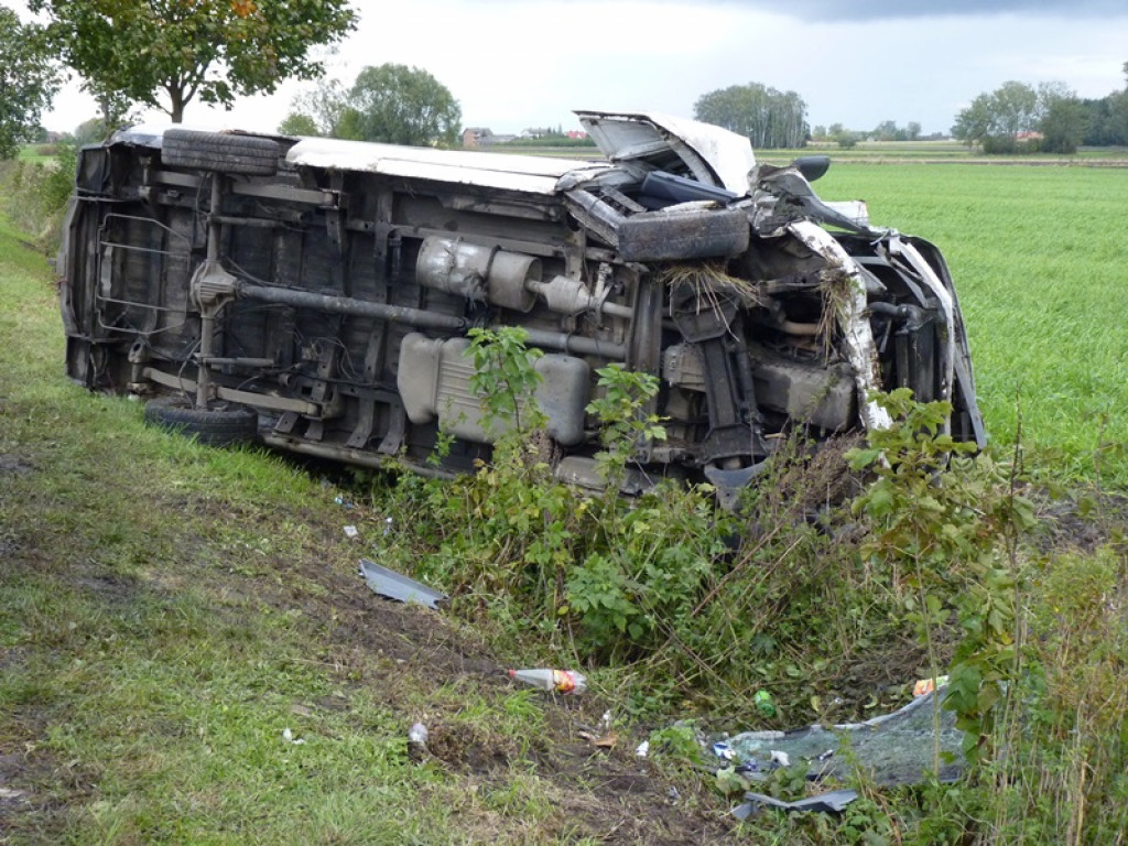 Bus znanej firmy kurierskiej wjechał do rowu