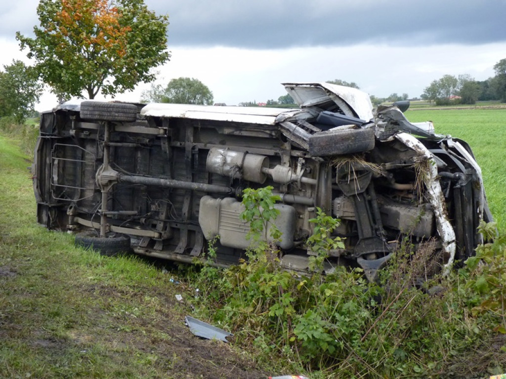 Bus znanej firmy kurierskiej wjechał do rowu