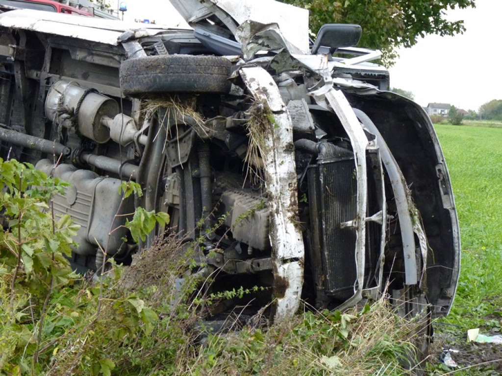 Bus znanej firmy kurierskiej wjechał do rowu