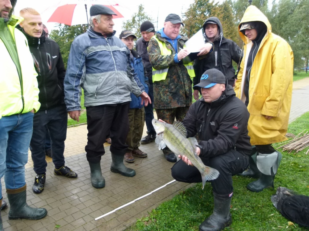 Wędkowali w deszczu, a ryby brały