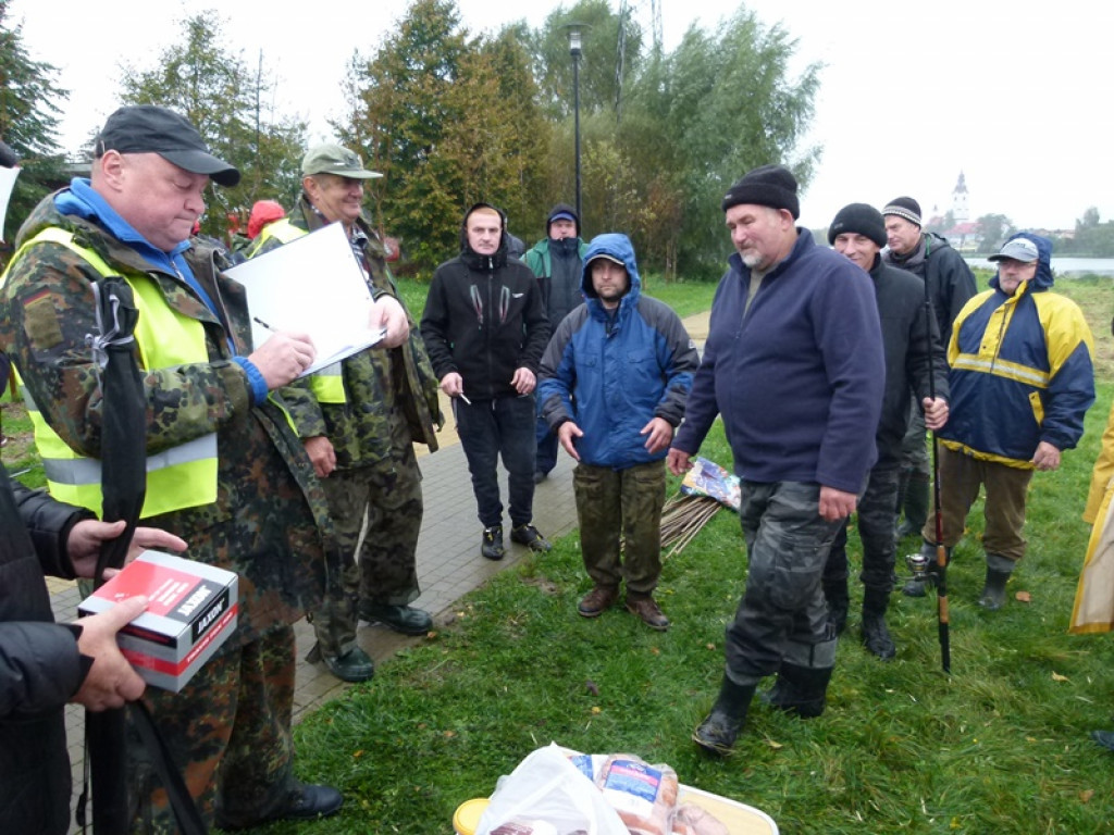 Wędkowali w deszczu, a ryby brały