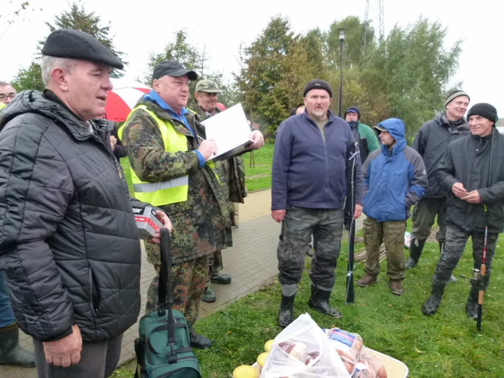 Wędkowali w deszczu, a ryby brały