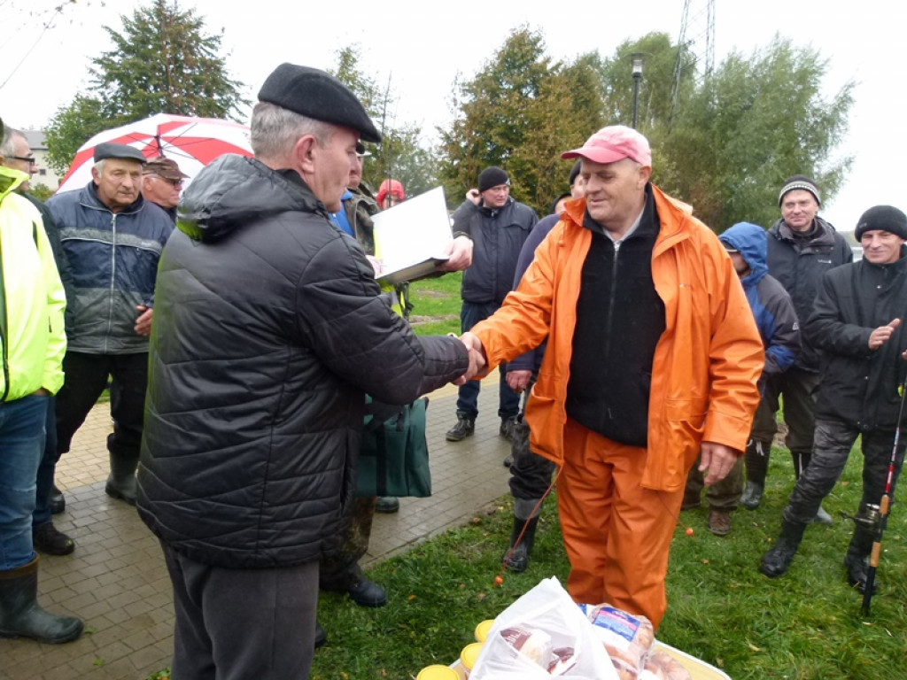 Wędkowali w deszczu, a ryby brały