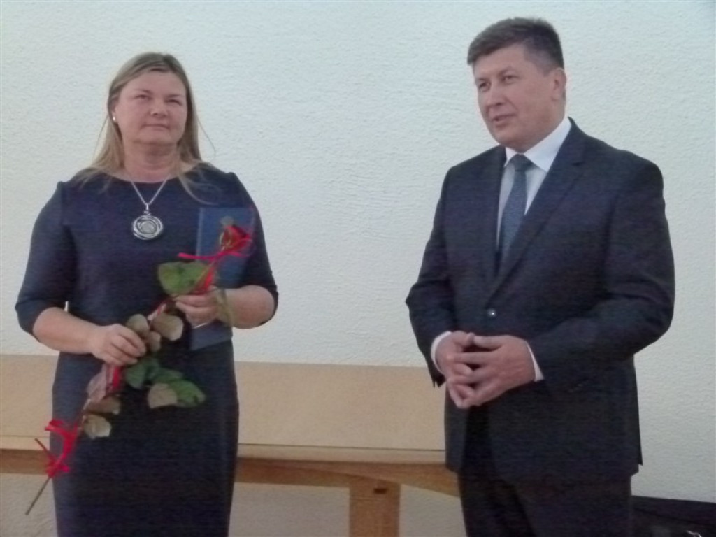 Burmistrz nagrodził nauczycieli