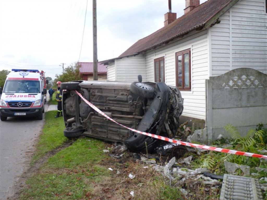 Fiat Punto uderzył w ogrodzenie