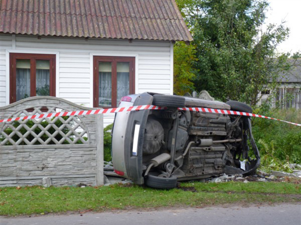 Fiat Punto uderzył w ogrodzenie