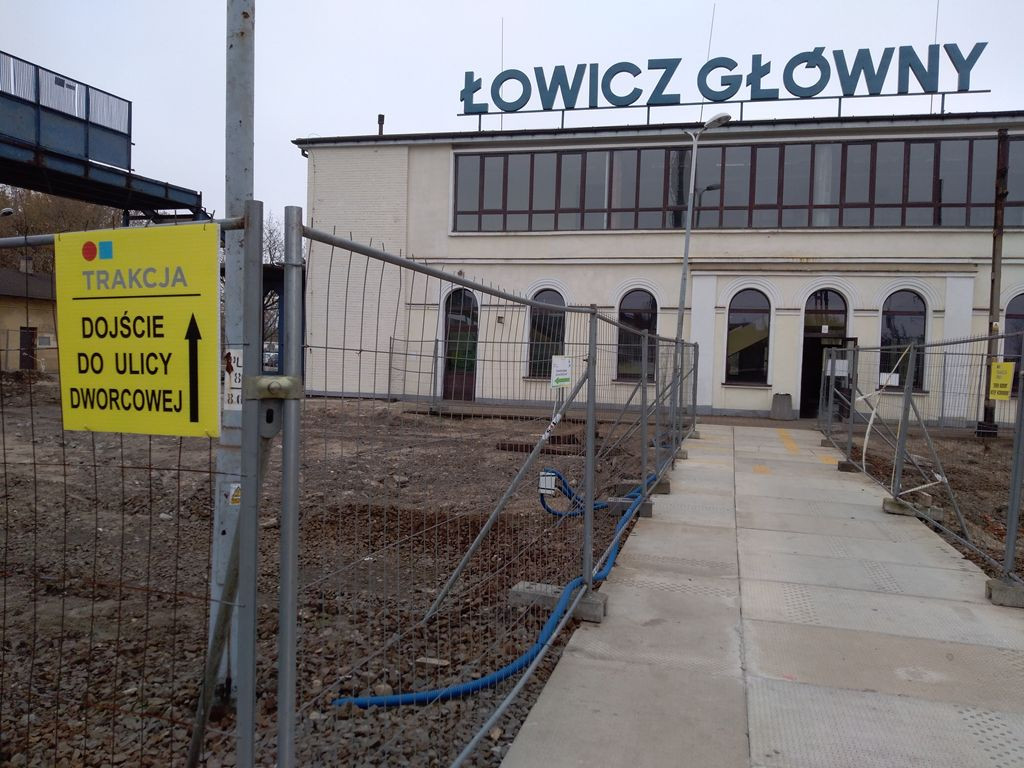 Trwa rozbiórka kładki, część robót będzie prowadzona nocą
