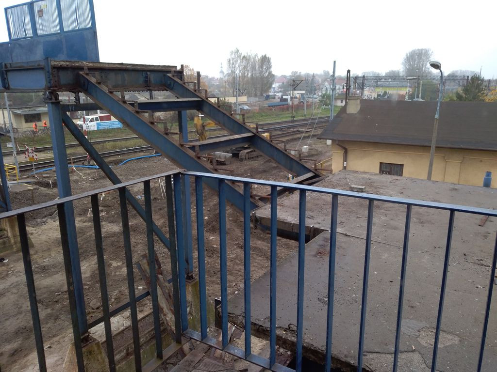 Trwa rozbiórka kładki, część robót będzie prowadzona nocą