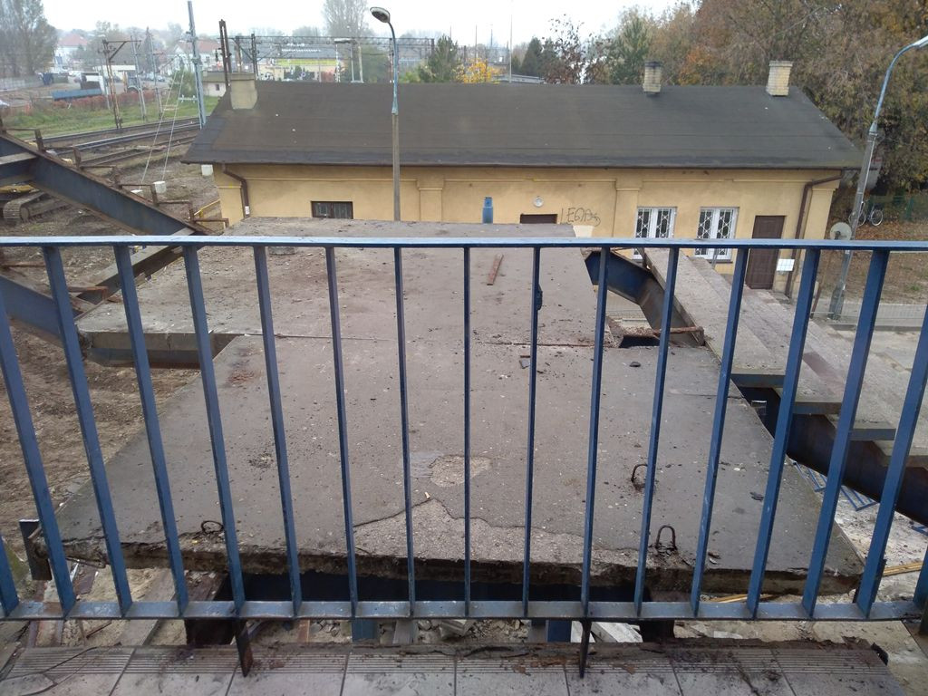 Trwa rozbiórka kładki, część robót będzie prowadzona nocą