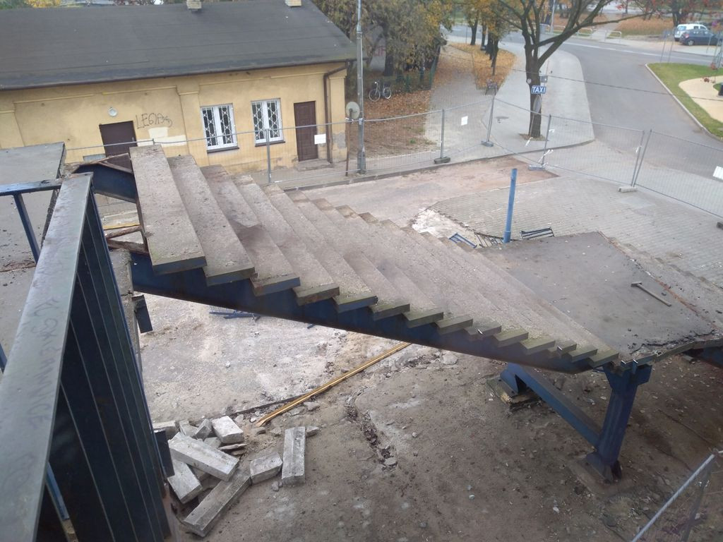 Trwa rozbiórka kładki, część robót będzie prowadzona nocą