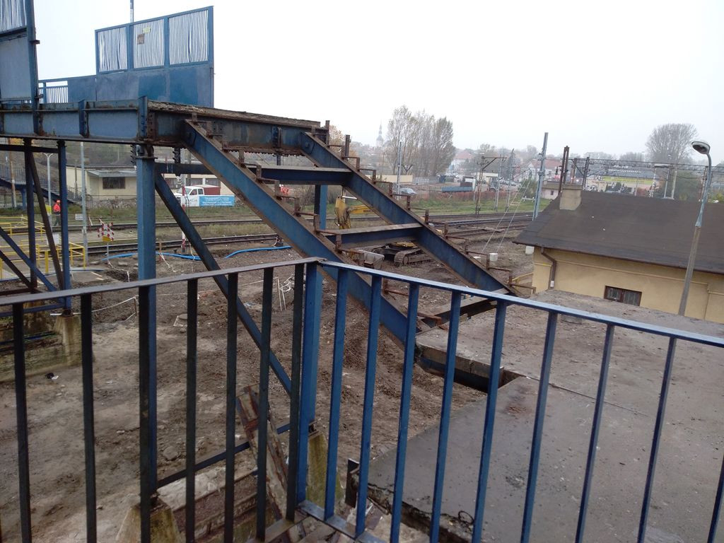 Trwa rozbiórka kładki, część robót będzie prowadzona nocą