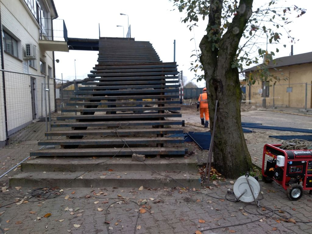 Trwa rozbiórka kładki, część robót będzie prowadzona nocą