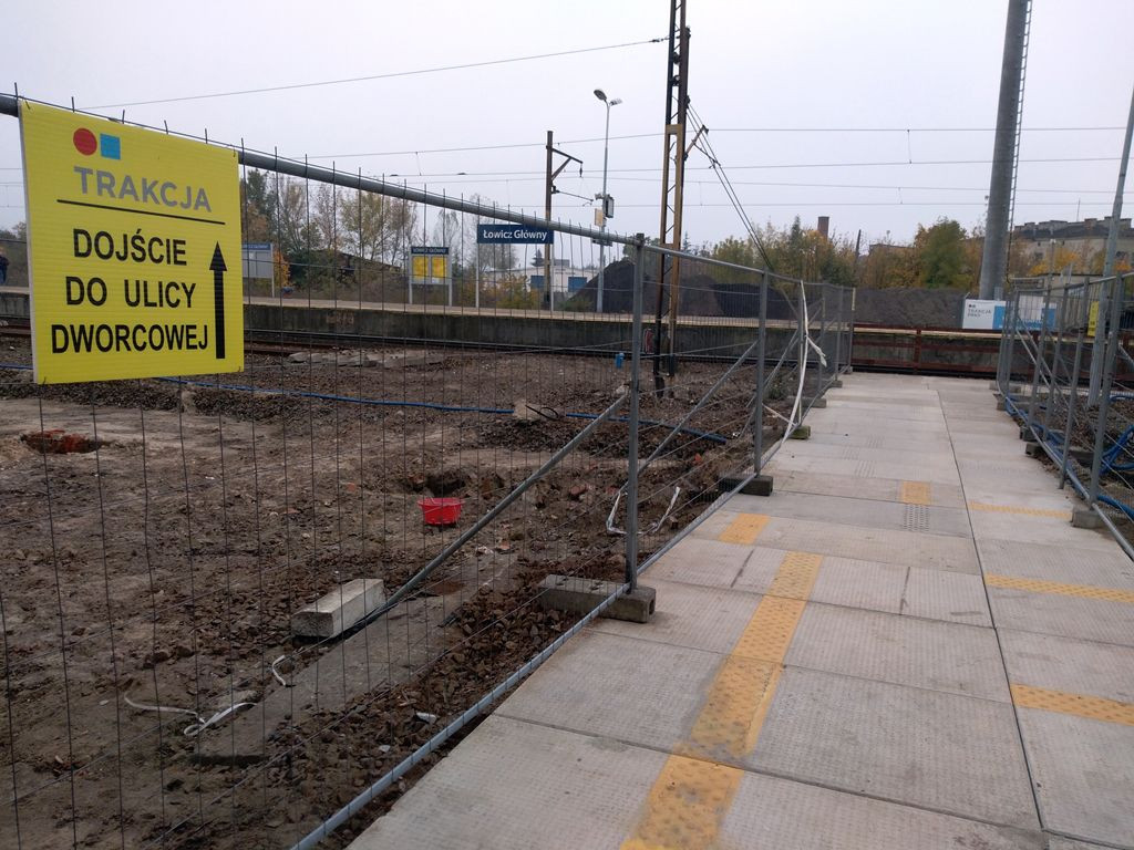 Trwa rozbiórka kładki, część robót będzie prowadzona nocą