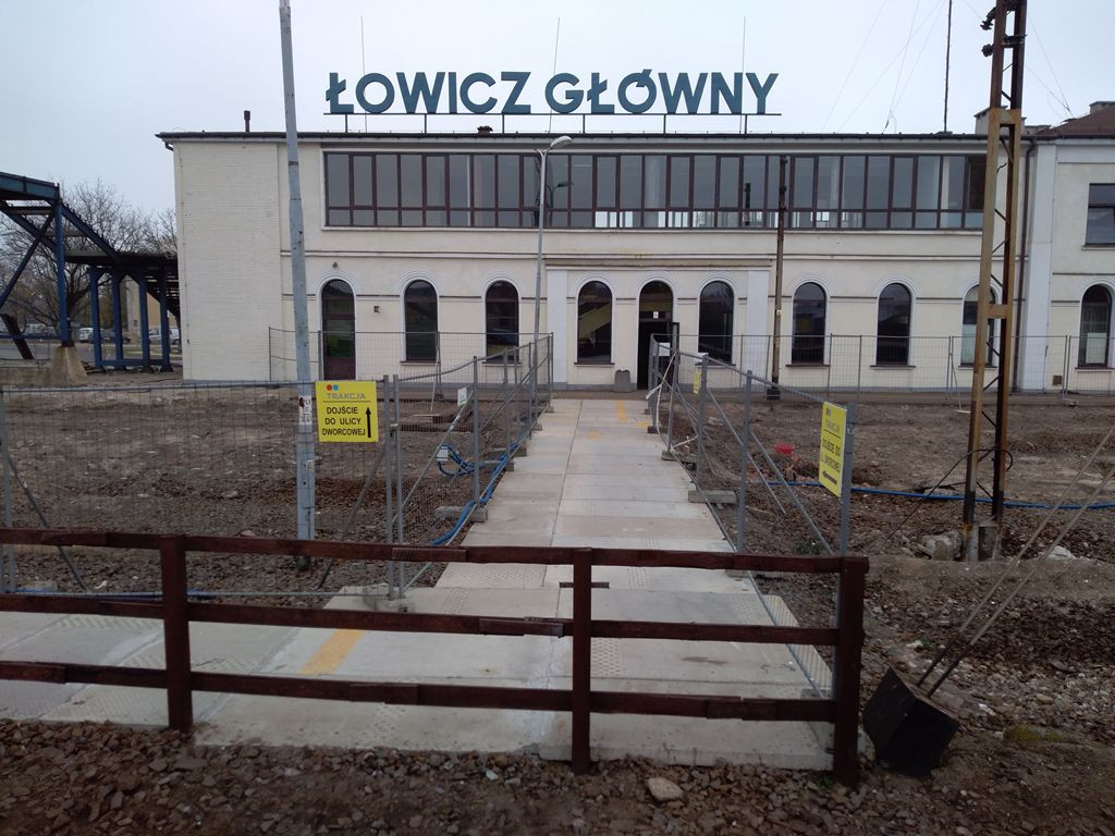 Trwa rozbiórka kładki, część robót będzie prowadzona nocą