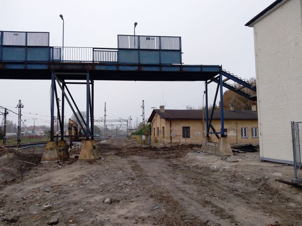 Trwa rozbiórka kładki, część robót będzie prowadzona nocą