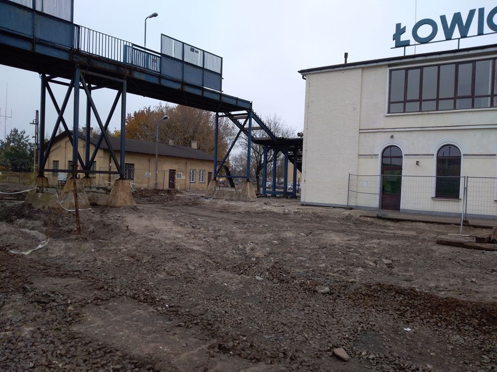 Trwa rozbiórka kładki, część robót będzie prowadzona nocą