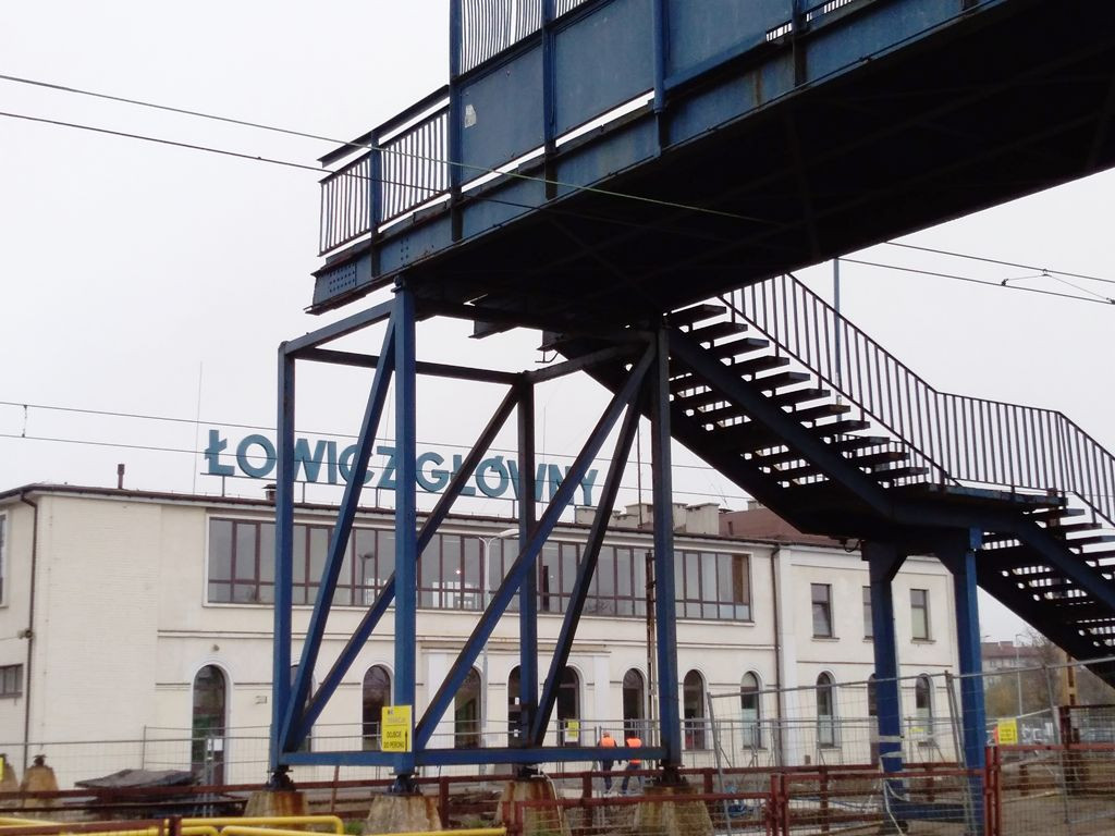 Ostatnie godziny kładki przy dworcu