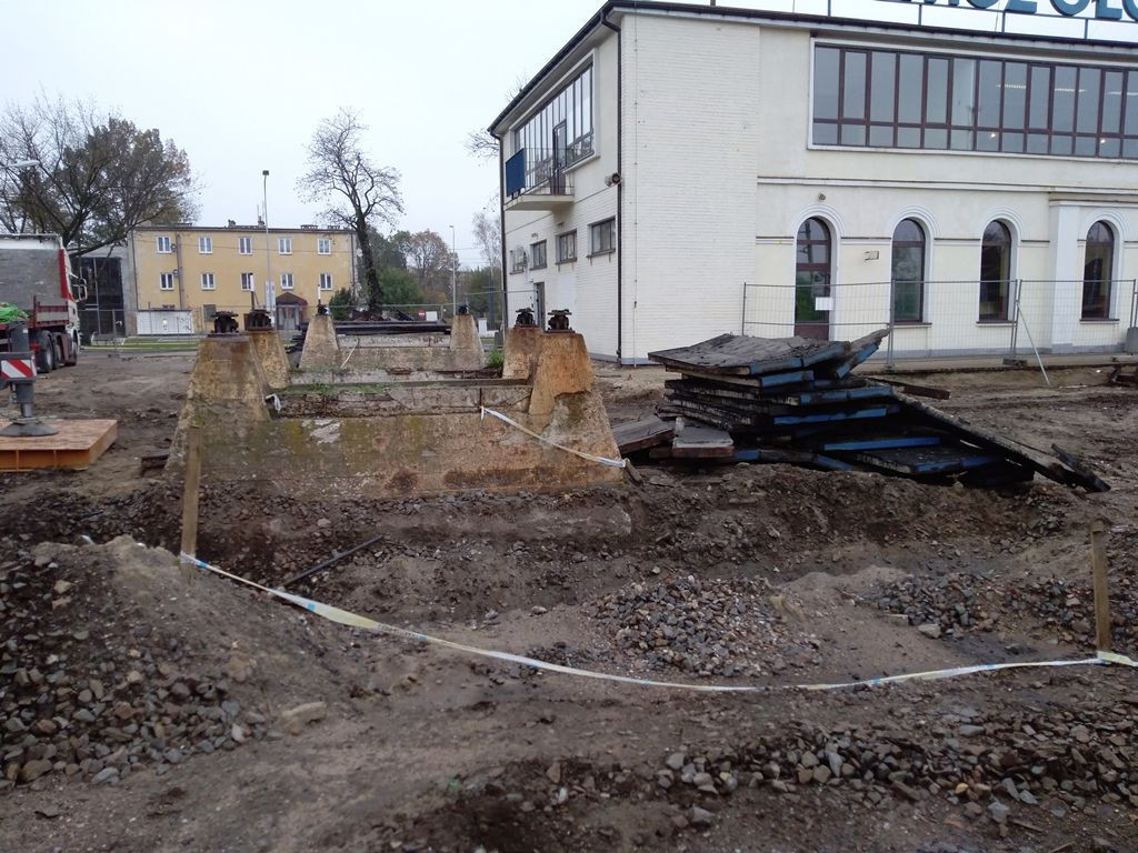 Ostatnie godziny kładki przy dworcu