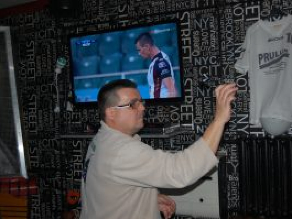 Ośmiu stanęło przed tarczą darta