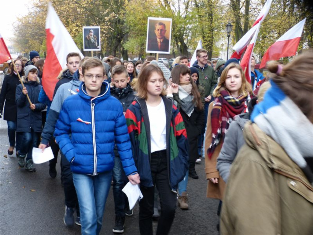 Patriotyczny przemarsz uczniów szkół pijarskich