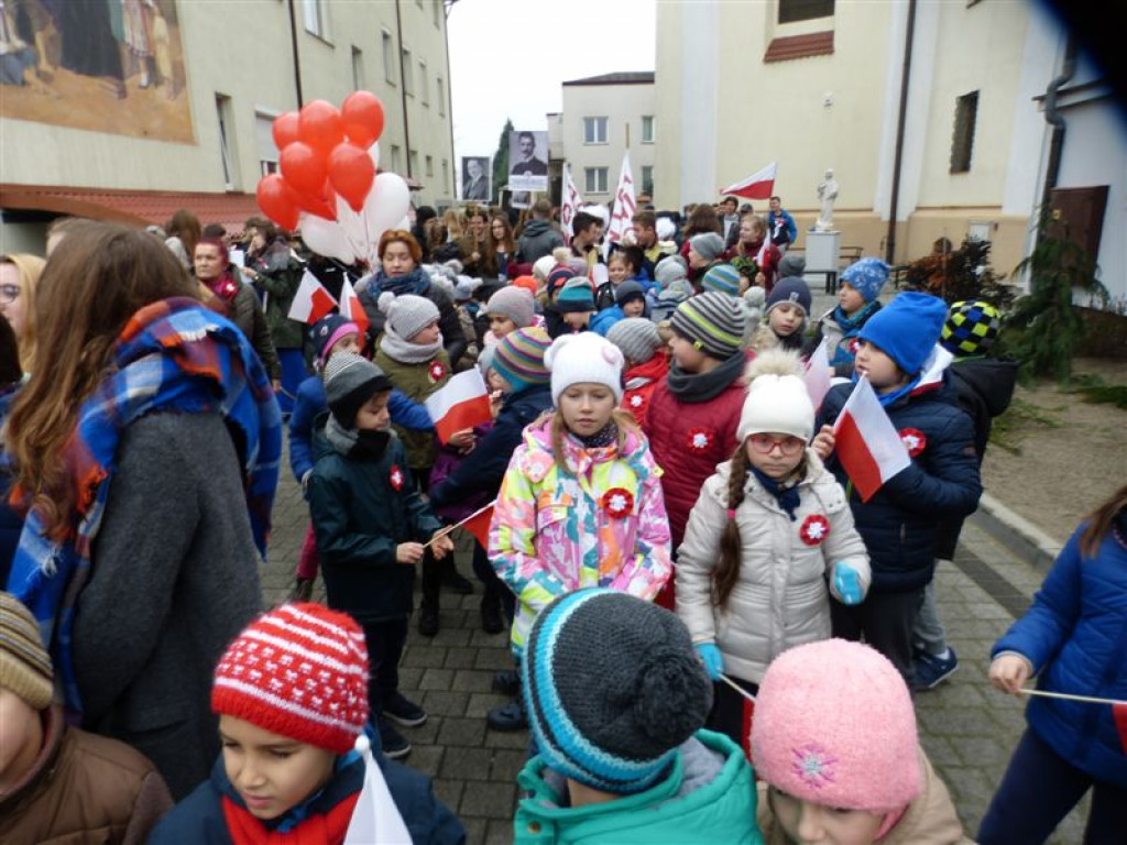 Patriotyczny przemarsz uczniów szkół pijarskich
