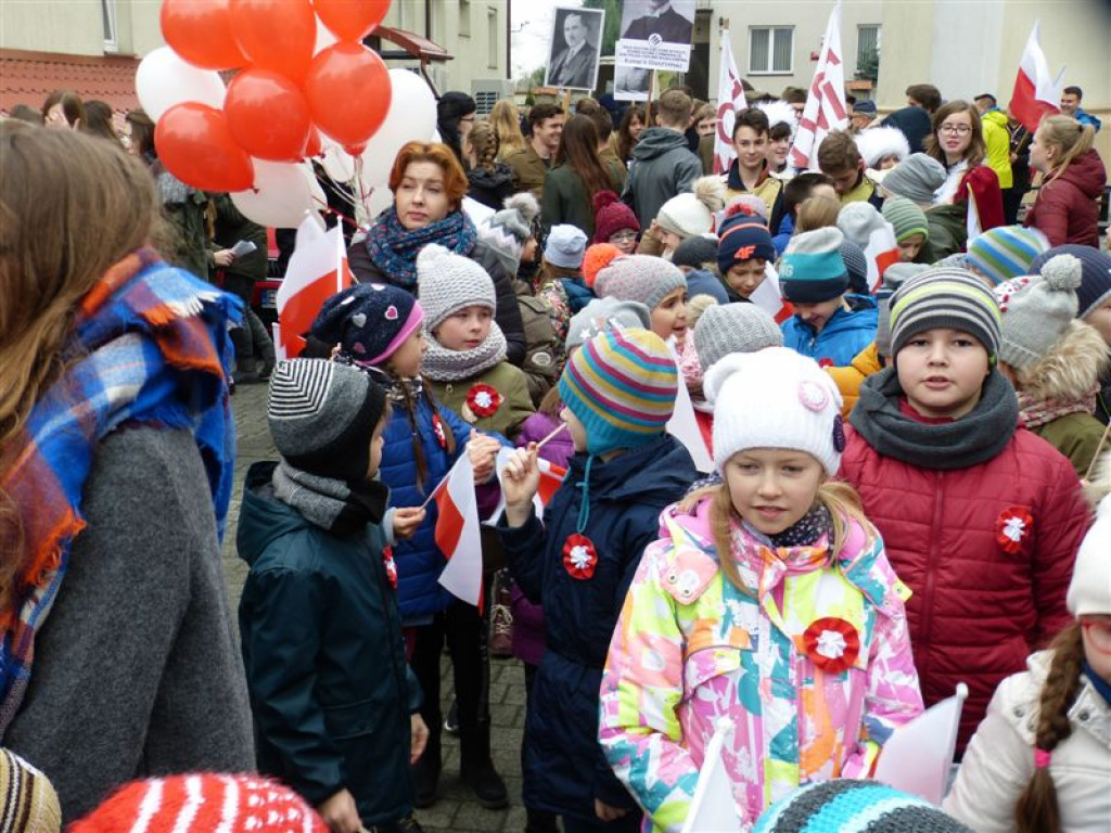Patriotyczny przemarsz uczniów szkół pijarskich