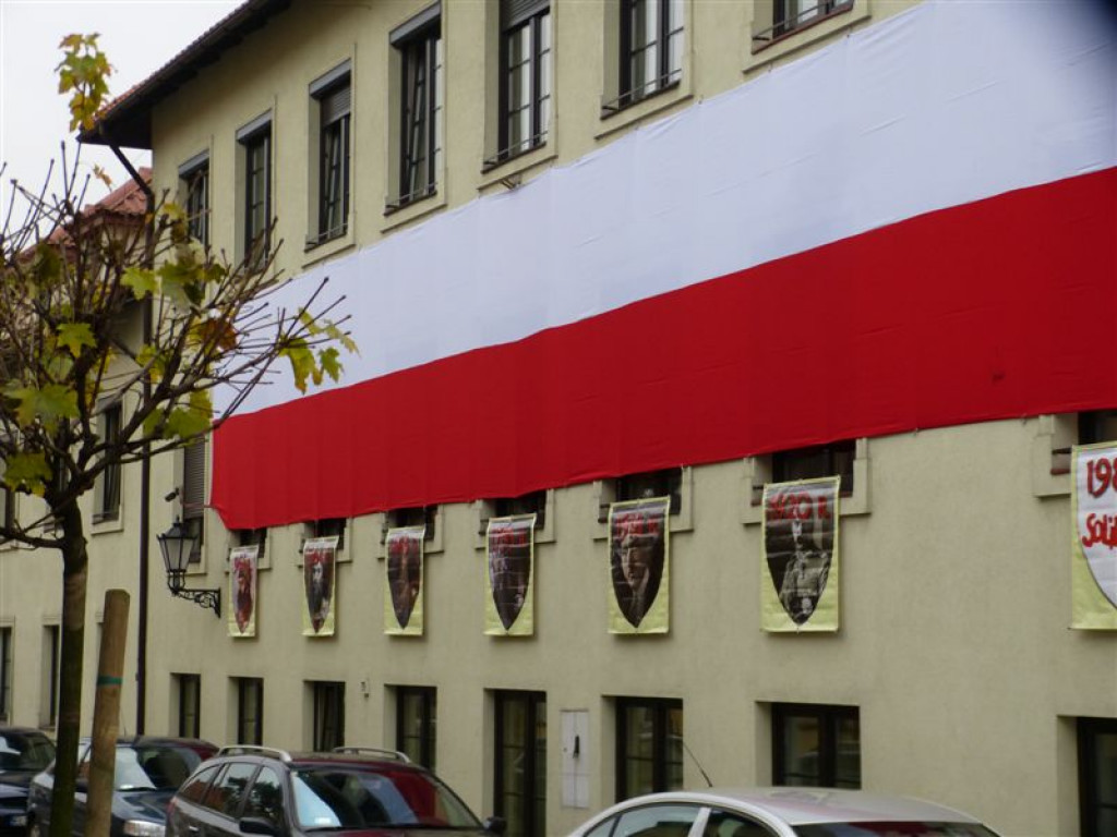 Patriotyczny przemarsz uczniów szkół pijarskich