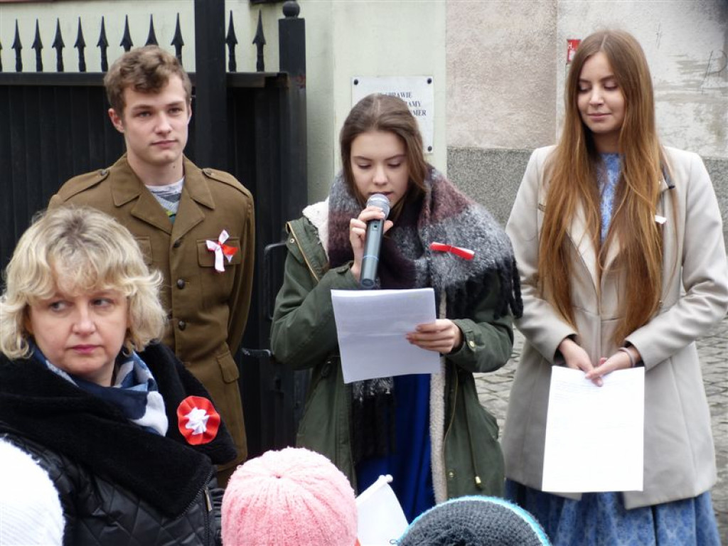 Patriotyczny przemarsz uczniów szkół pijarskich