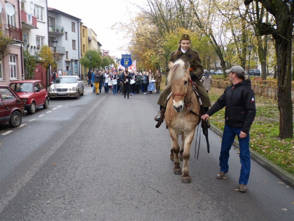 Patriotyczny przemarsz uczniów szkół pijarskich