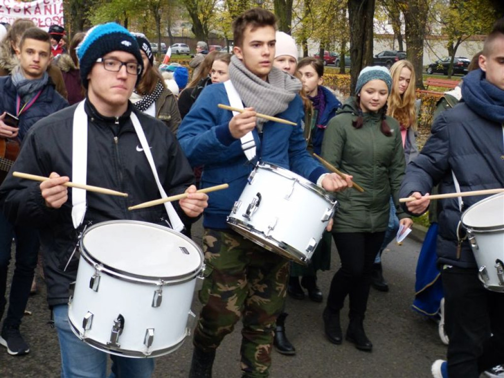 Patriotyczny przemarsz uczniów szkół pijarskich