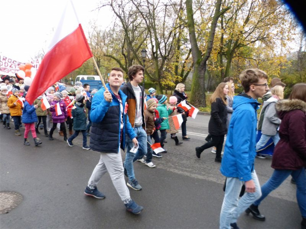 Patriotyczny przemarsz uczniów szkół pijarskich