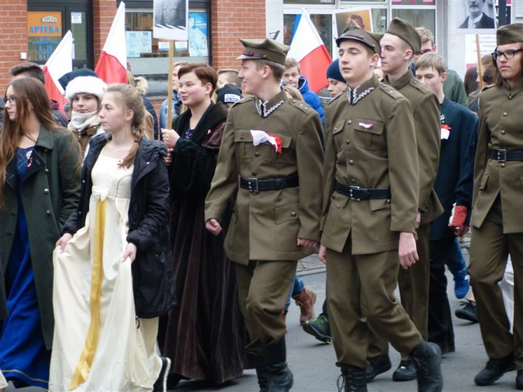 Patriotyczny przemarsz uczniów szkół pijarskich