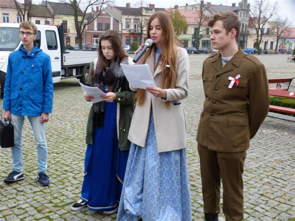 Patriotyczny przemarsz uczniów szkół pijarskich