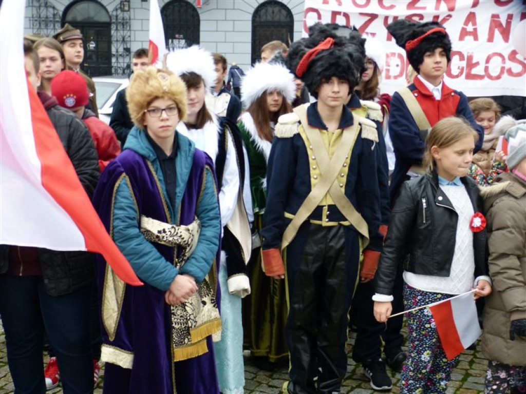 Patriotyczny przemarsz uczniów szkół pijarskich